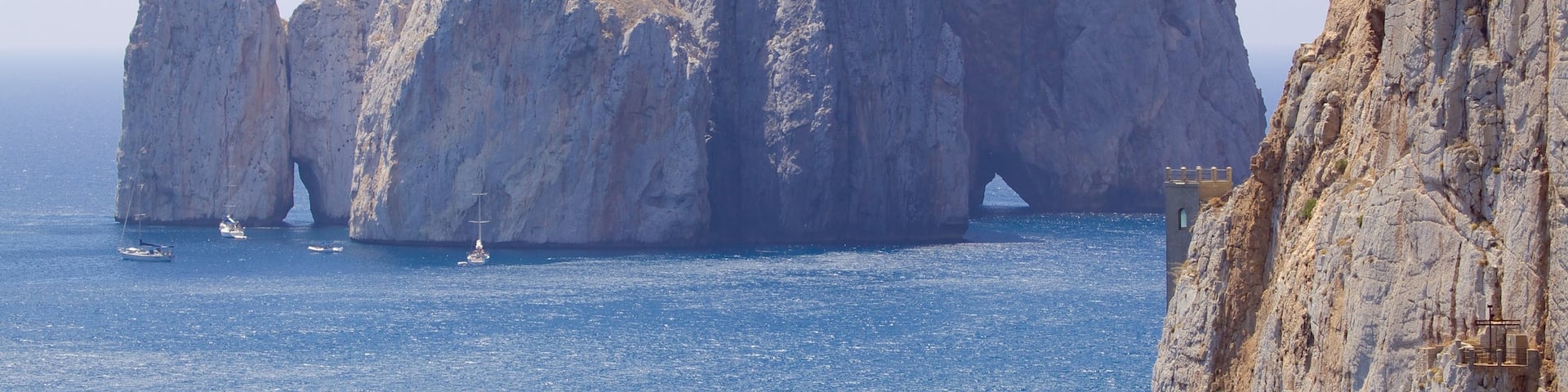 Porto Flavia mit einem schroffe Küste