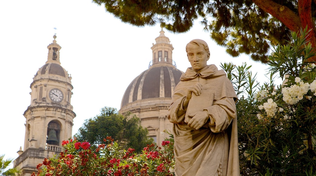 Catedral de Catania que incluye elementos religiosos, una estatua o escultura y una iglesia o catedral