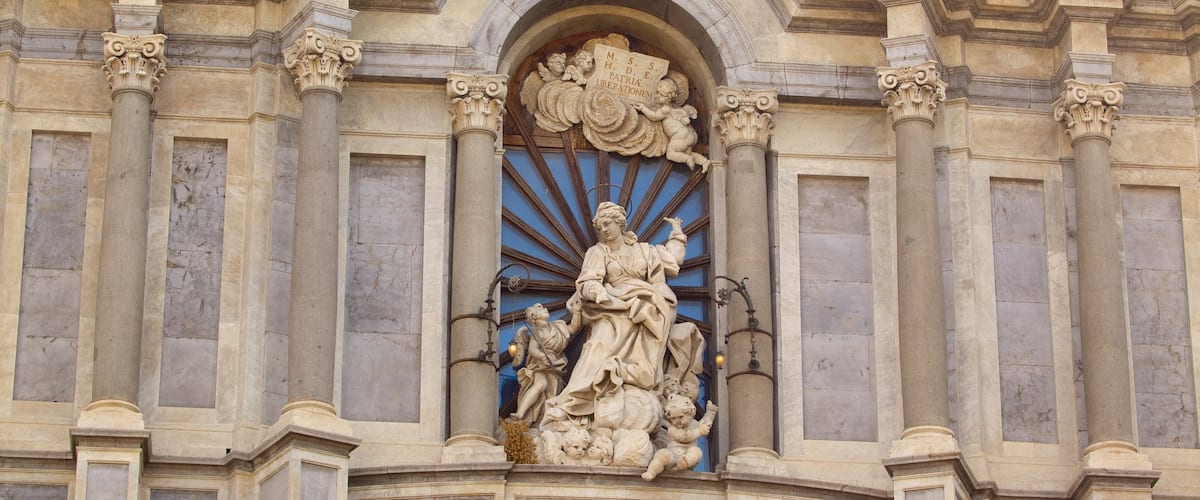 Catedral de Catania que incluye aspectos religiosos, una estatua o escultura y una iglesia o catedral