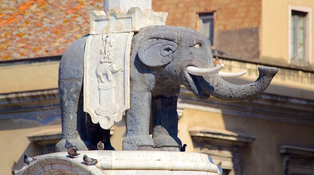 Plaza de la Catedral que incluye aspectos religiosos y arte al aire libre