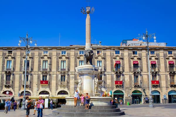 Cathedral Square featuring heritage architecture, a statue or sculpture and a square or plaza