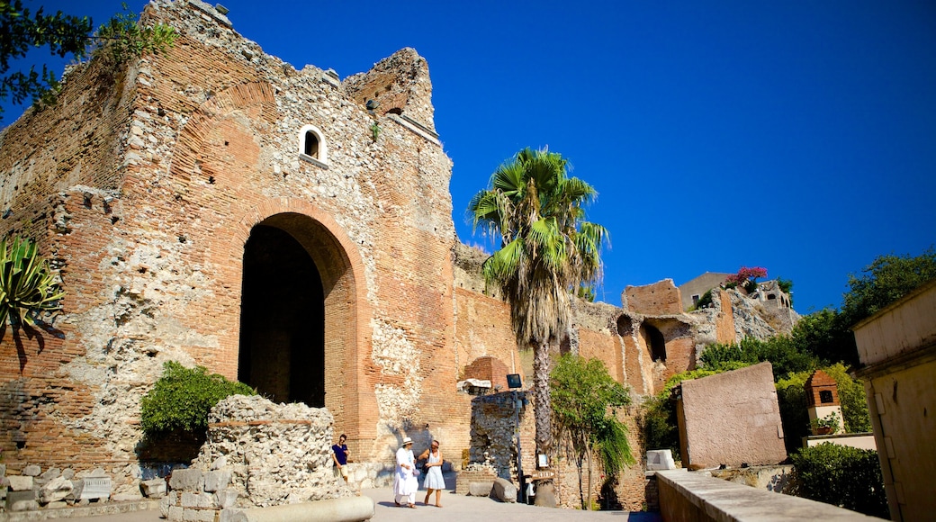 Théâtre grec qui includes bâtiments en ruines et patrimoine architectural