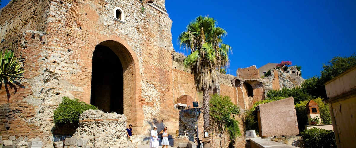 Griechisches Theater welches beinhaltet historische Architektur und GebÀuderuinen