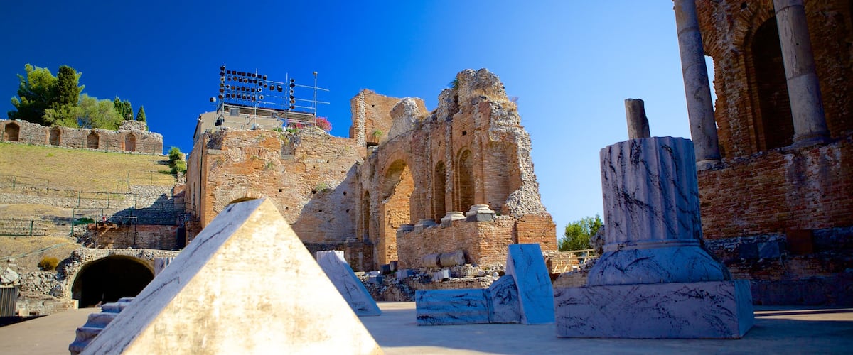 Théùtre grec montrant ruine et patrimoine architectural