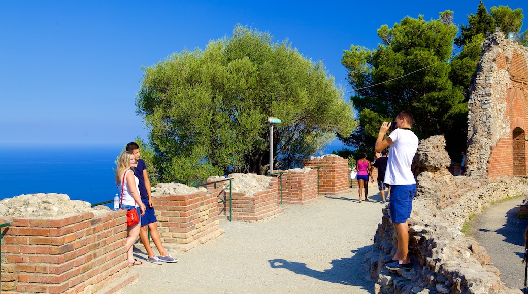 Teatro greco mostrando rovine di un edificio e vista della costa