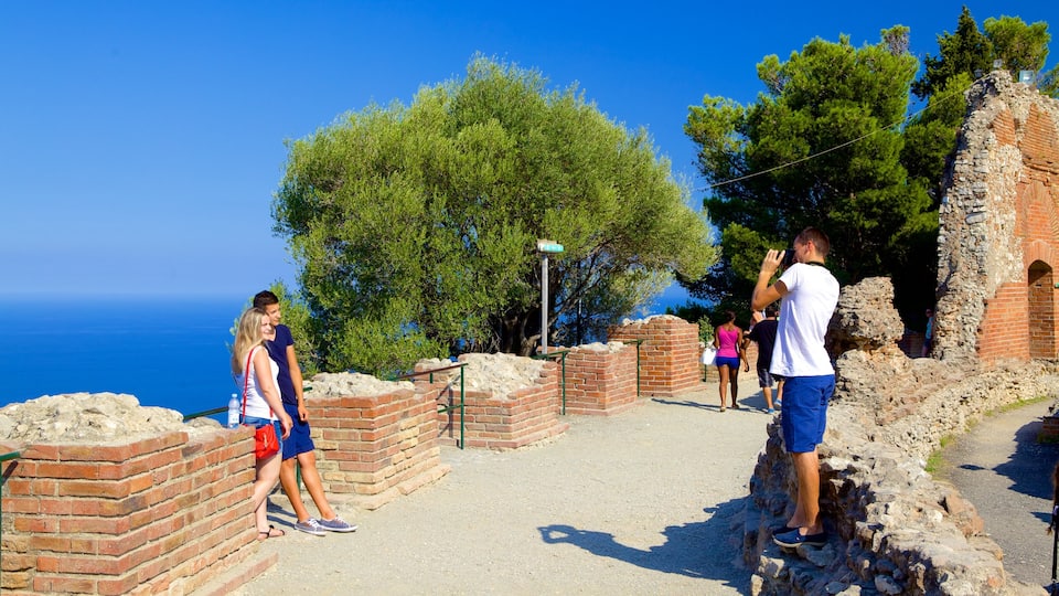 Teatro Antico di Taormina caracterizando paisagens litorâneas e uma ruína