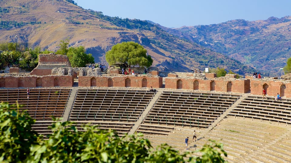 Teatro Antico di Taormina que inclui arquitetura de patrimônio e uma ruína