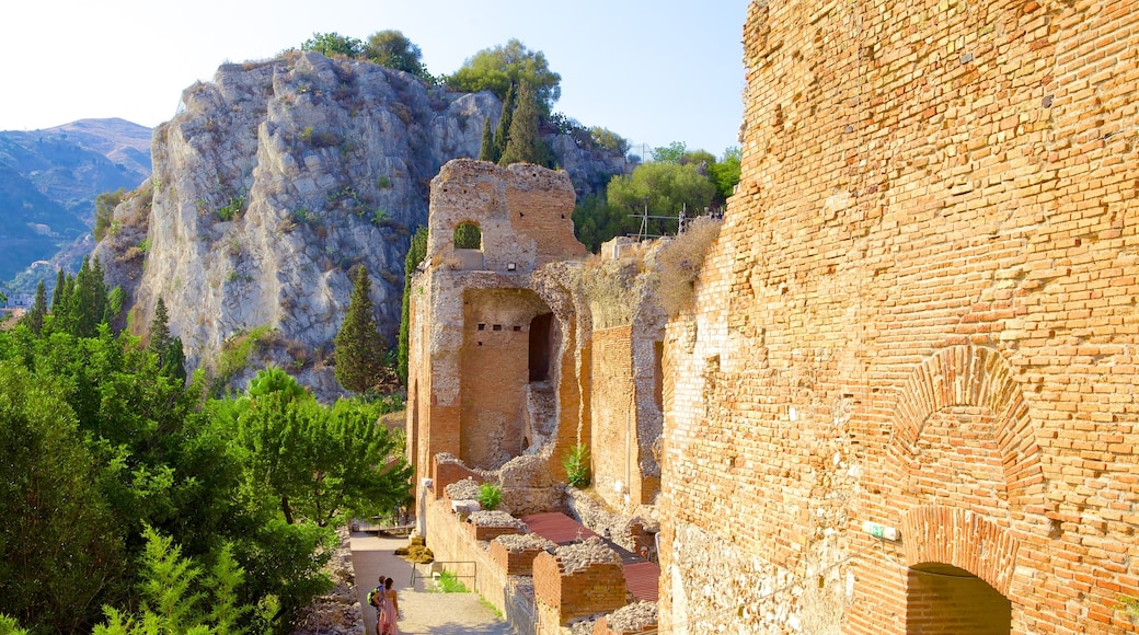 Anfiteatro Greek Theatre que incluye arquitectura patrimonial y una ruina