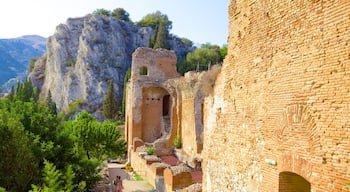 Griechisches Theater mit einem historische Architektur und Gebäuderuinen