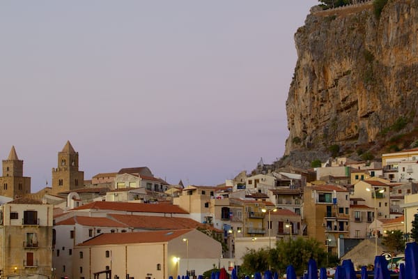 Rocca von Cefalu mit einem Kleinstadt oder Dorf und Sonnenuntergang