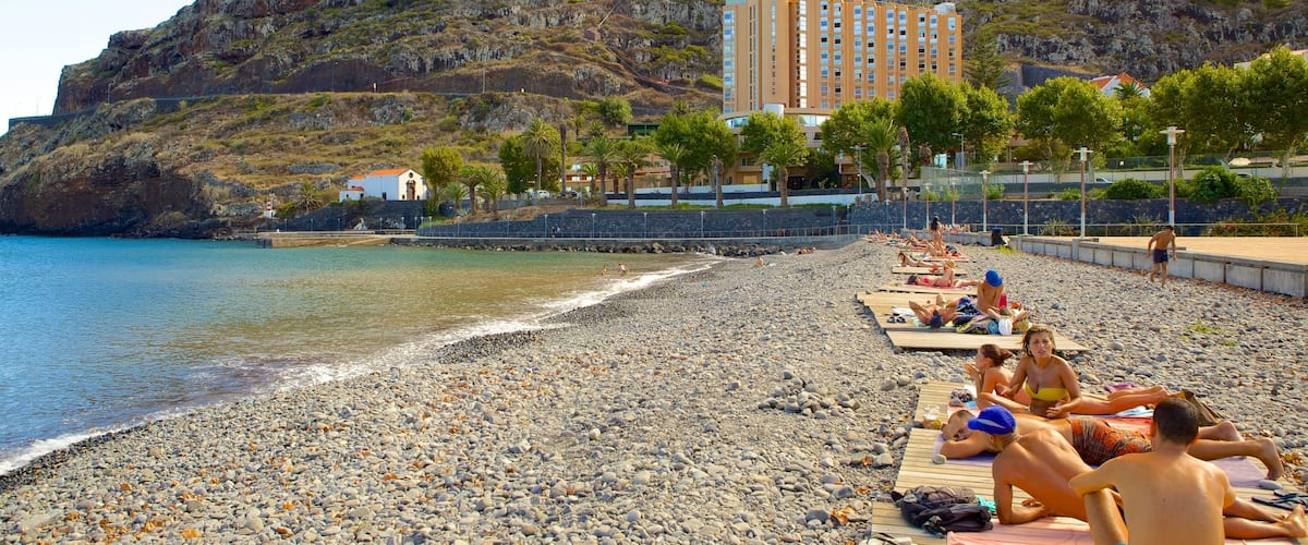 Machico mostrando una playa de guijarros