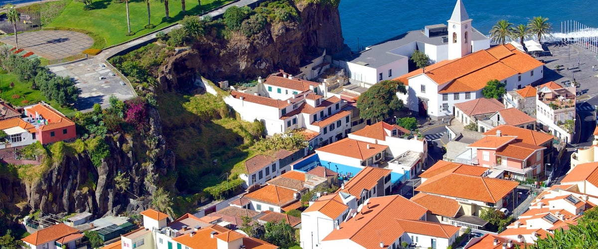 Câmara de Lobos que incluye vistas generales de la costa y una ciudad costera