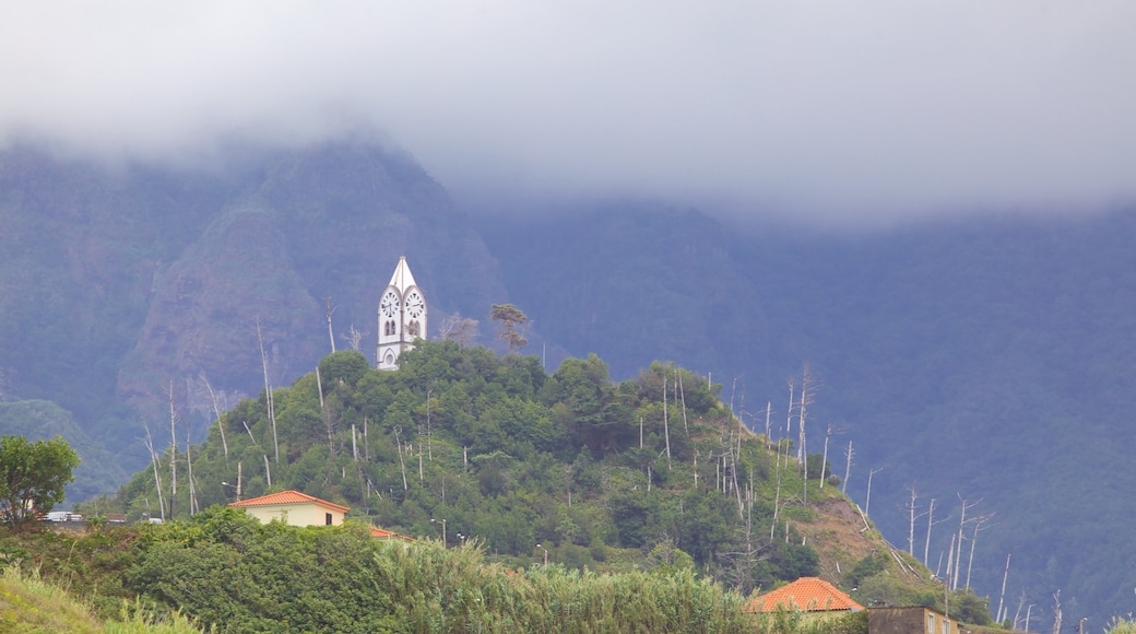 São Vicente welches beinhaltet Kirche oder Kathedrale, Landschaften und Nebel