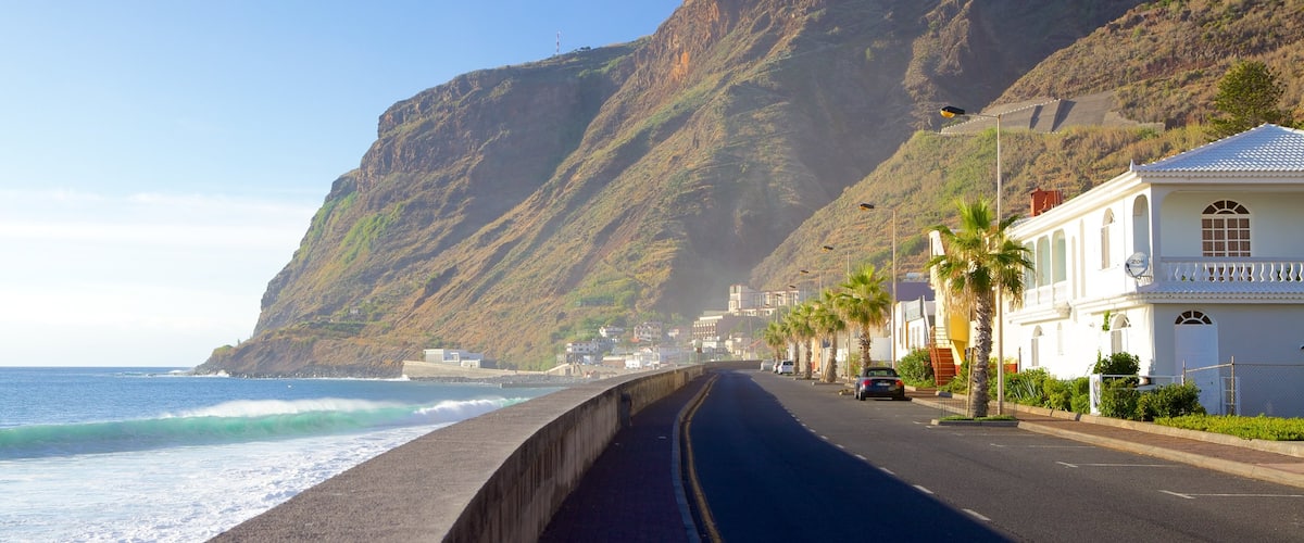Paul do Mar which includes street scenes and general coastal views