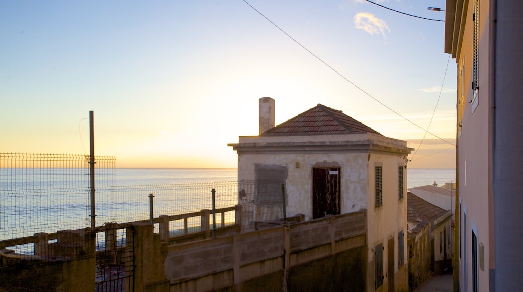 Paul do Mar showing a sunset and heritage architecture