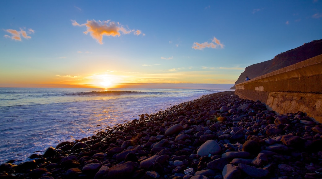 Paul do Mar mostrando un atardecer y una playa de piedras