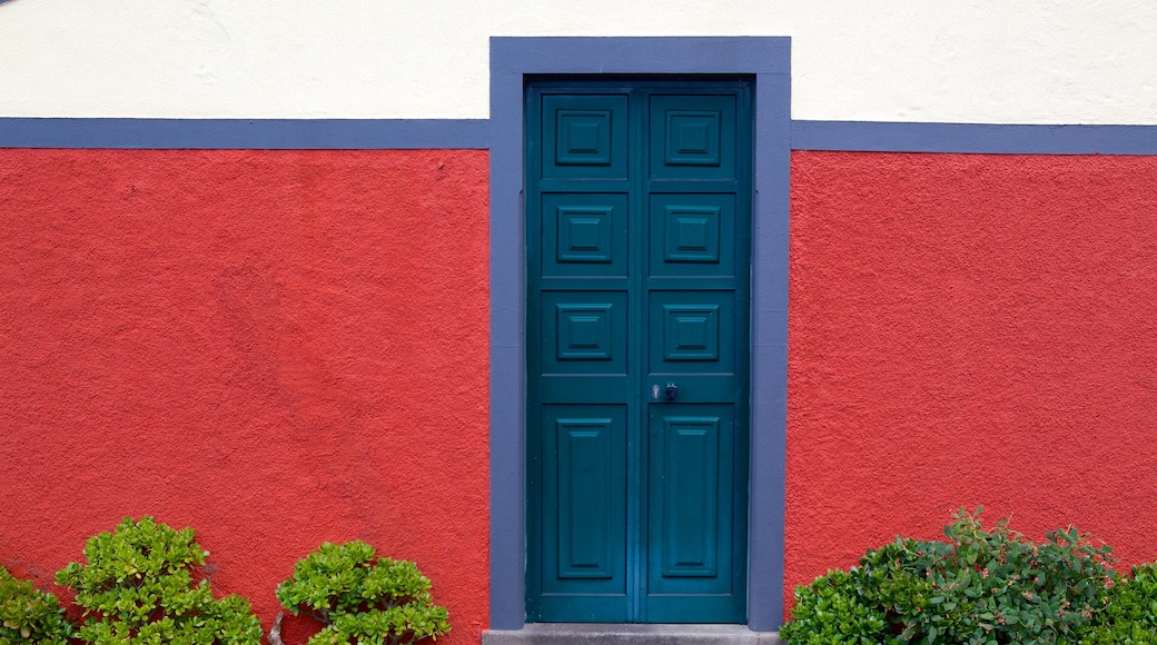 Madeira som visar ett hus