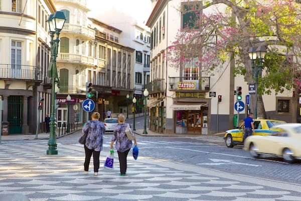 Place principale qui includes scènes de rue et petite ville ou village