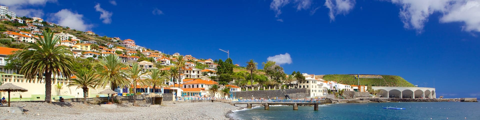 Plage de Santa Cruz qui includes plage de galets et ville cĂŽtiĂšre