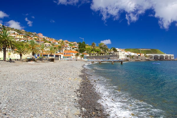 Plage de Santa Cruz qui includes plage de galets et ville cĂŽtiĂšre