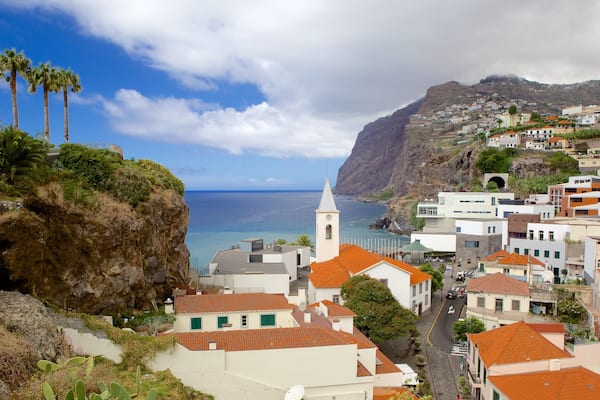 Cabo Girao showing a coastal town