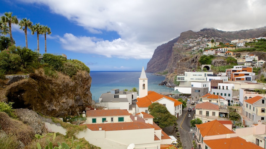 Cabo Girao which includes a coastal town