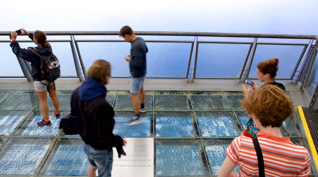 Cabo Girão mostrando paisagens assim como um pequeno grupo de pessoas