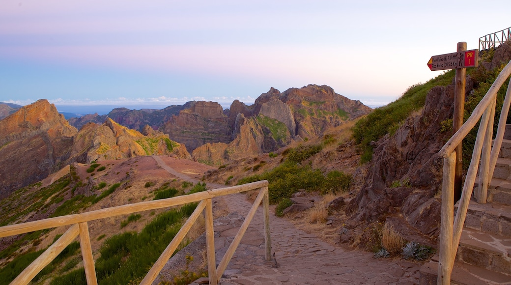 Pico do Ariero som inkluderar berg och en solnedgång