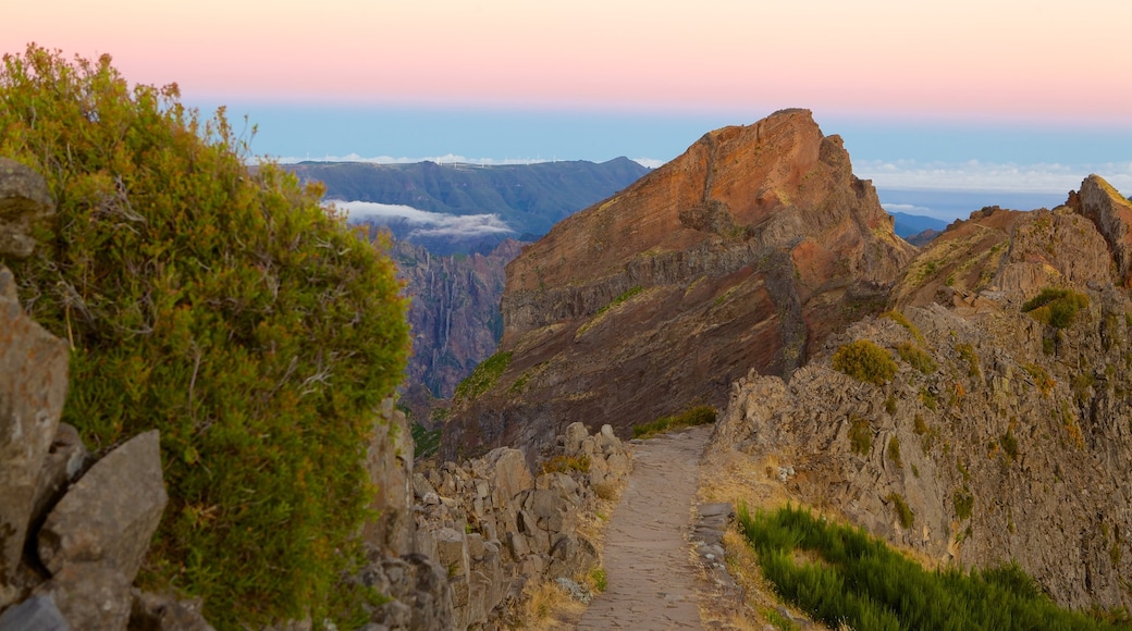 Pico do Ariero inclusief bergen en een zonsondergang