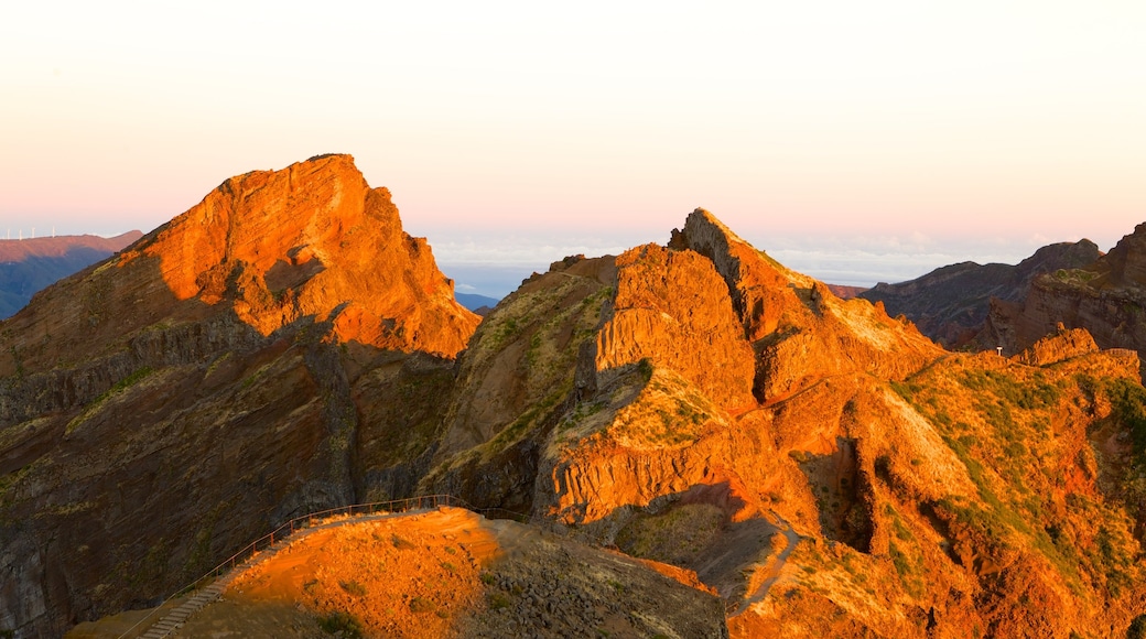 阿雷埃魯峰 呈现出 夕陽 和 山岳