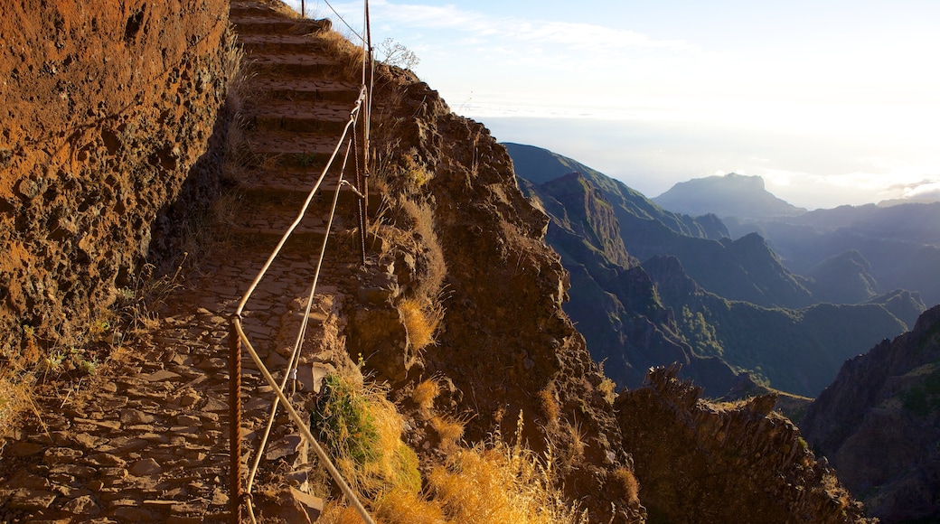 Pico do Ariero som inkluderar en solnedgång och berg