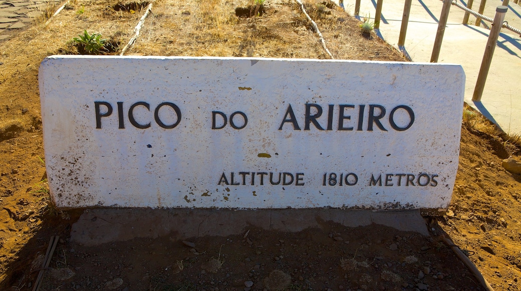 Pico do Ariero som inkluderar skyltar