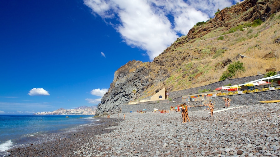 Playa Dos Reis Magos que incluye una playa de piedras y vista panorámica