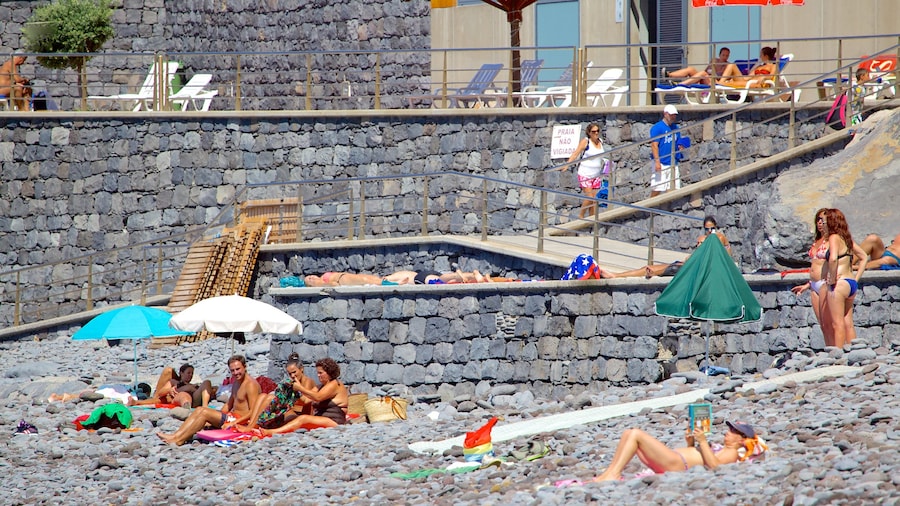 Reis Magos Beach showing a pebble beach as well as a large group of people