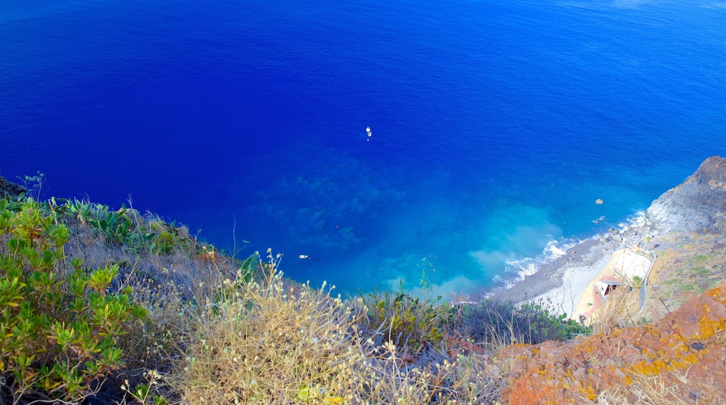 Ponta da Oliveira das einen Berge und allgemeine Küstenansicht