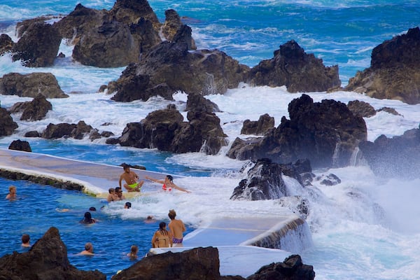 Piscines naturelles de Porto Moniz montrant côte rocheuse et piscine