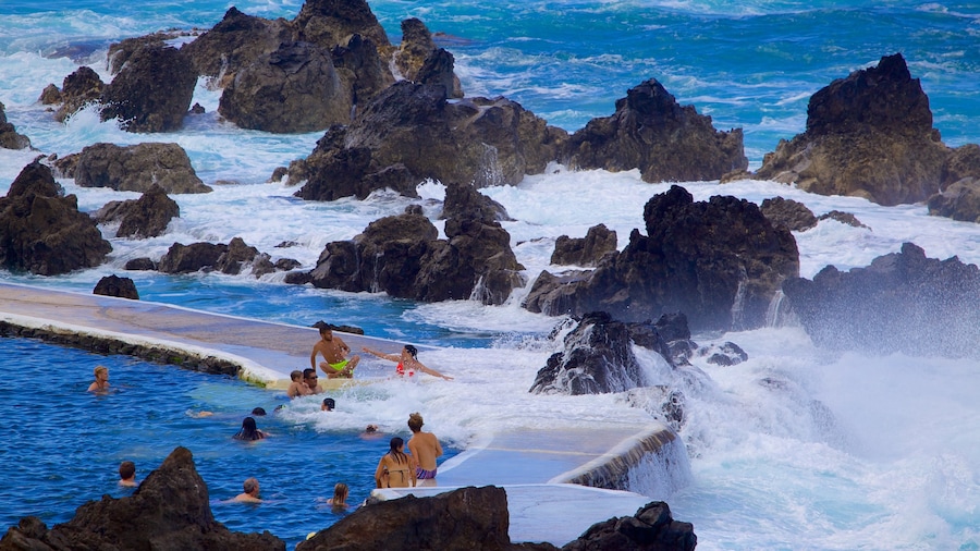 Piscinas naturales de Porto Moniz ofreciendo costa rocosa y una alberca