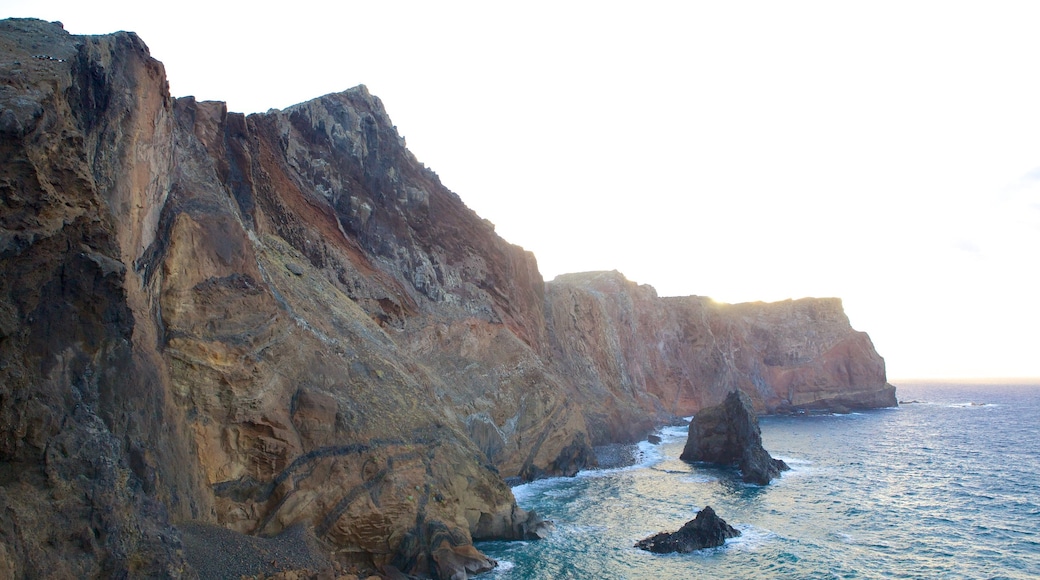 Pointe de São Lourenço montrant côte escarpée