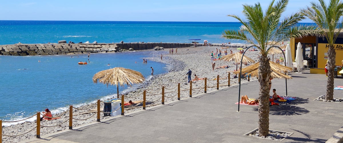 Ponta Do Sol Beach showing a pebble beach