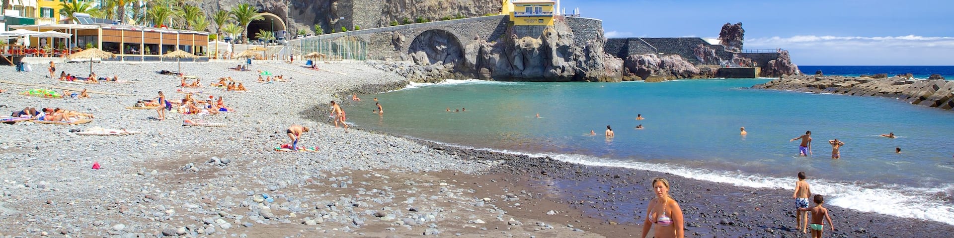 Ponta do Sol Strand das einen Steinstrand, Küstenort und Schwimmen