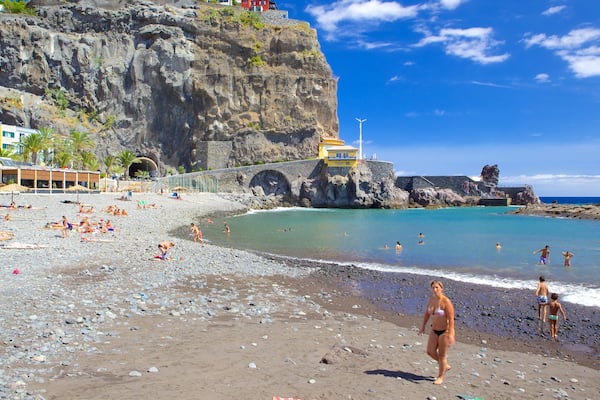 Plage de Ponta Do Sol qui includes baignade, plage de galets et ville côtière