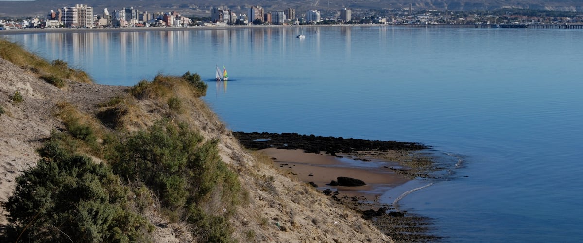 Chubut showing rocky coastline