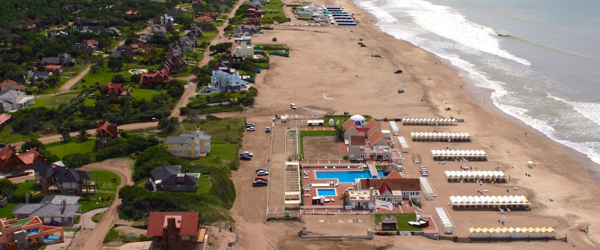 Pinamar mostrando una ciudad costera y una playa