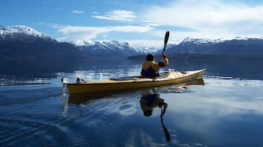 Nahuel Huapi nationalpark som visar kajak eller kanot, berg och landskap