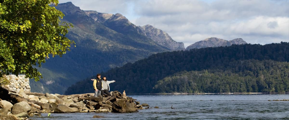 Parque Nacional Nahuel Huapi mostrando un lago o abrevadero, montañas y vistas de paisajes