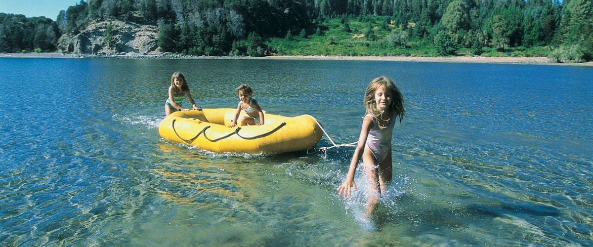 Parque Nacional Nahuel Huapi mostrando paseos en lancha y un lago o abrevadero y también niños