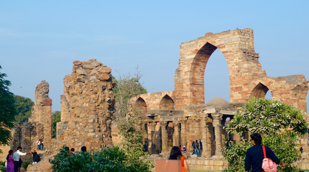 Qutub Minar caratteristiche di rovine e architettura d\'epoca