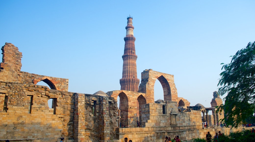 Qutub Minar que inclui arquitetura de patrimônio e uma ruína