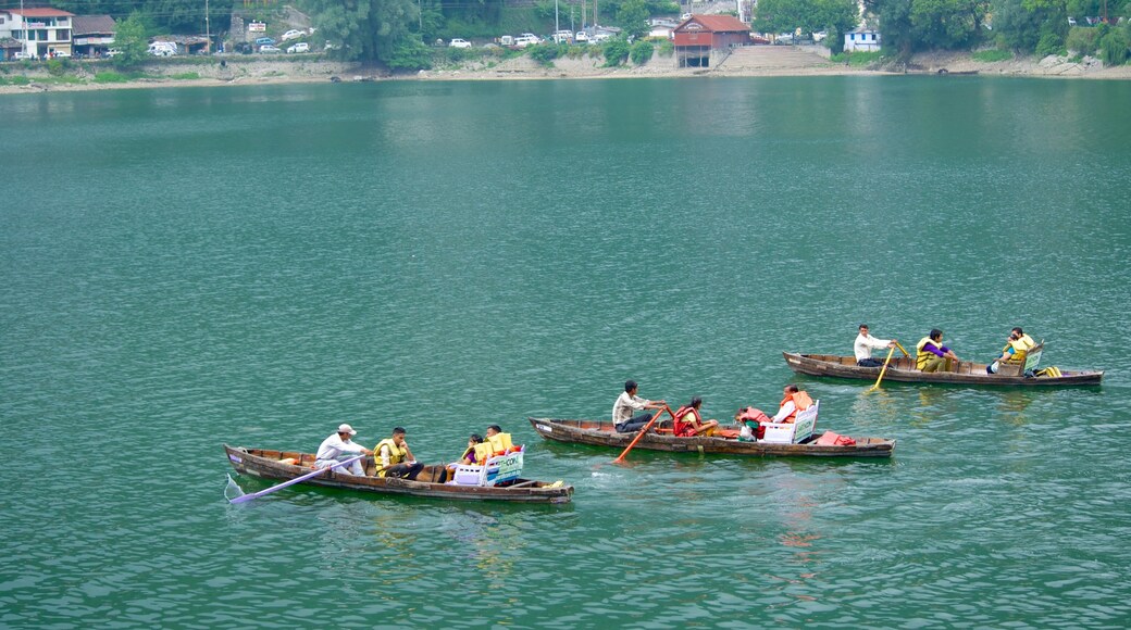 Lago Nainital que incluye un lago o abrevadero y kayak o canoa y también un gran grupo de personas