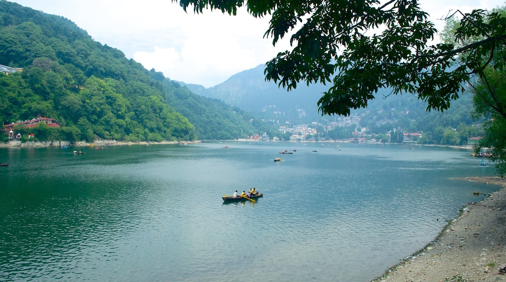 Lago Nainital que incluye kayak o canoa, una pequeña ciudad o pueblo y un lago o abrevadero